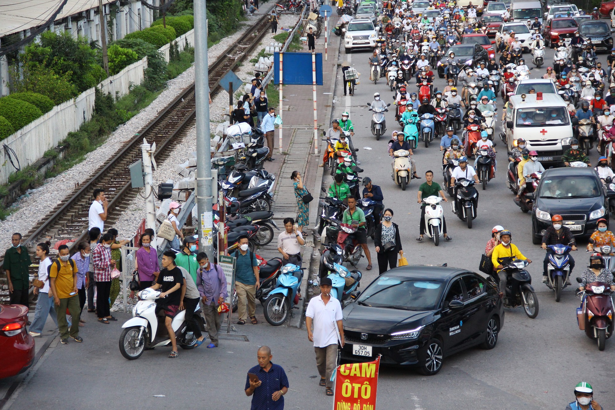 Vi phạm trật tự đô thị &quot;bủa vây&quot; bệnh viện Bạch Mai, cơ quan chức năng nói gì? - Ảnh 8.