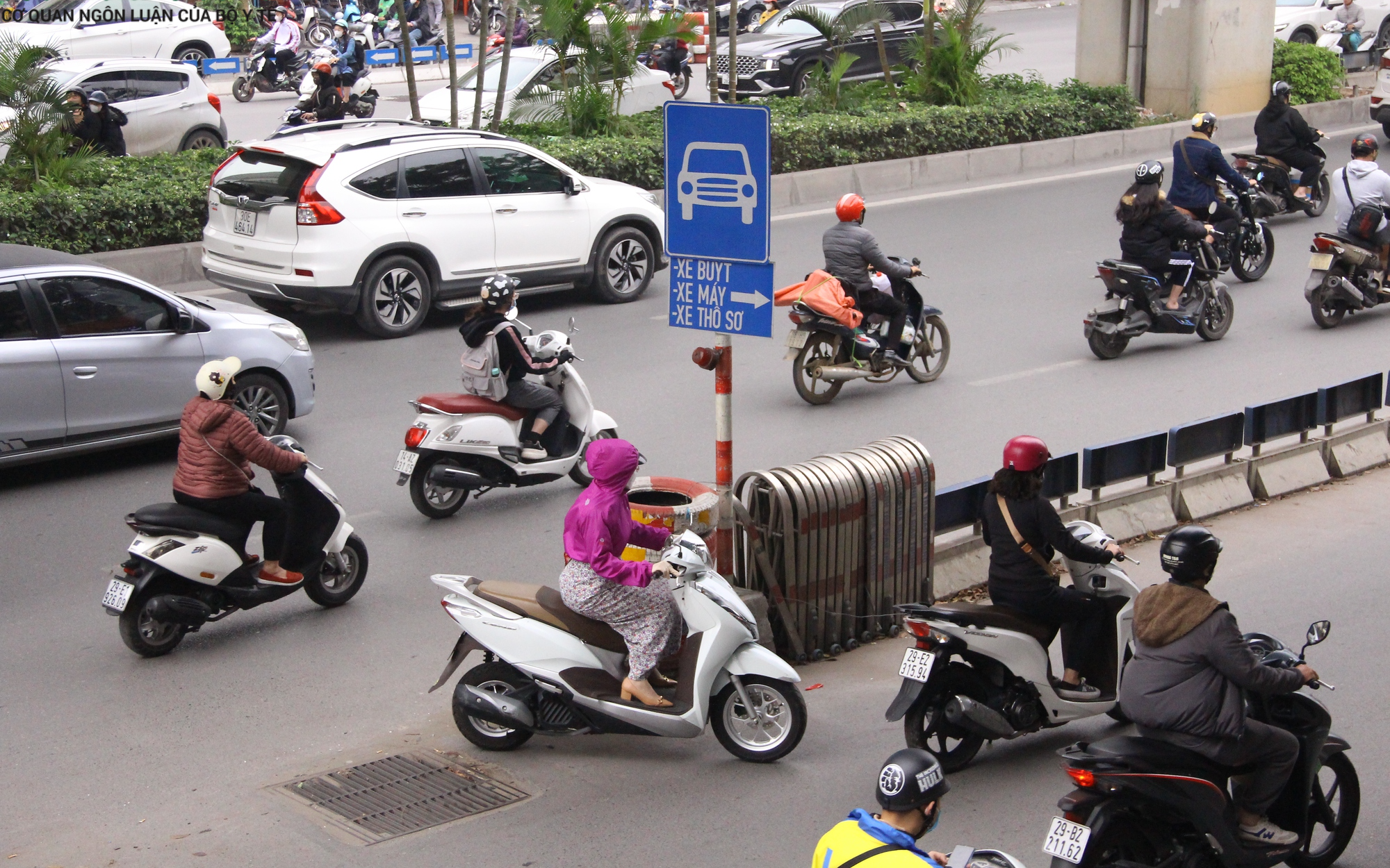 Tháo bỏ dải phân cách cứng trên đường Nguyễn Trãi sau 1 năm thí điểm 