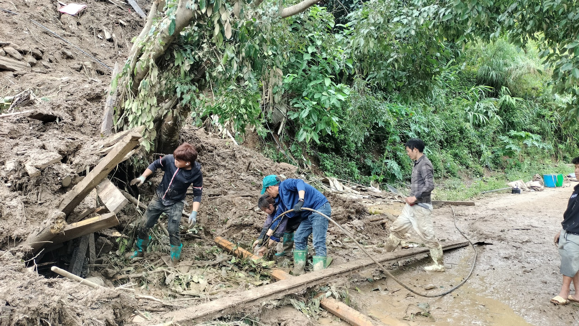 Yên Bái: Hình ảnh người dân &quot;chân lấm tay bùn&quot; khắc phục thiệt hại do mưa lũ - Ảnh 7.