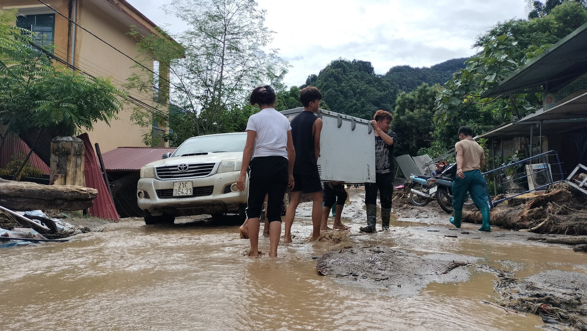 Yên Bái: Hình ảnh người dân &quot;chân lấm tay bùn&quot; khắc phục thiệt hại do mưa lũ - Ảnh 5.