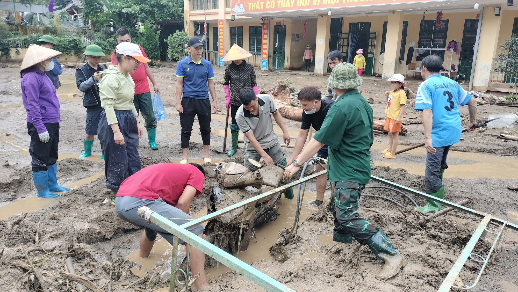 Yên Bái: Hình ảnh người dân &quot;chân lấm tay bùn&quot; khắc phục thiệt hại do mưa lũ - Ảnh 12.