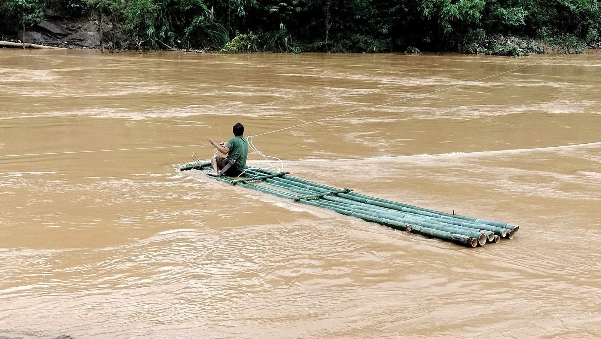 Yên Bái: Hình ảnh người dân &quot;chân lấm tay bùn&quot; khắc phục thiệt hại do mưa lũ - Ảnh 10.