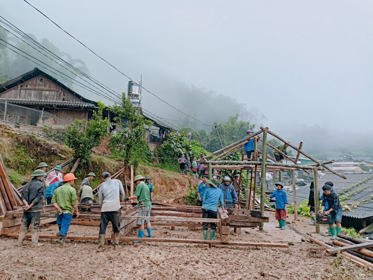 Yên Bái: Hình ảnh người dân &quot;chân lấm tay bùn&quot; khắc phục thiệt hại do mưa lũ - Ảnh 3.