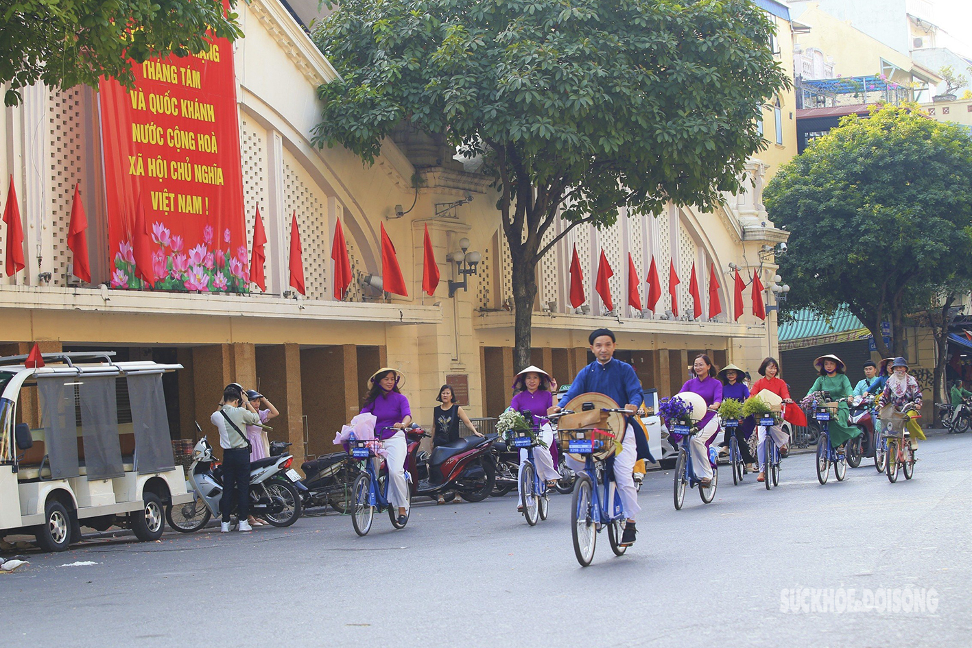 Du khách quốc tế tham gia Chương trình “Áo dài kết nối du lịch và di sản” tại Thủ đô  - Ảnh 10.