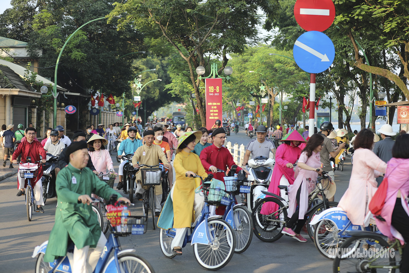 Du khách quốc tế tham gia Chương trình “Áo dài kết nối du lịch và di sản” tại Thủ đô  - Ảnh 3.