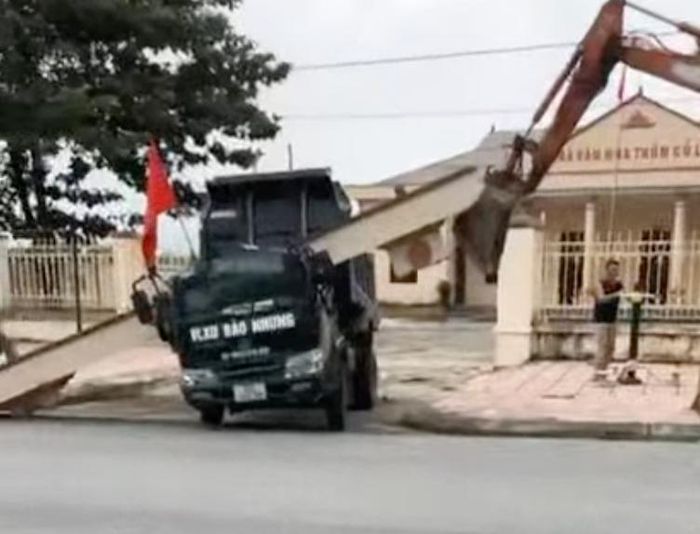 Xe tải làm sập cổng nhà văn hóa ở Ninh Bình khiến 2 người thương vong - Ảnh 1.