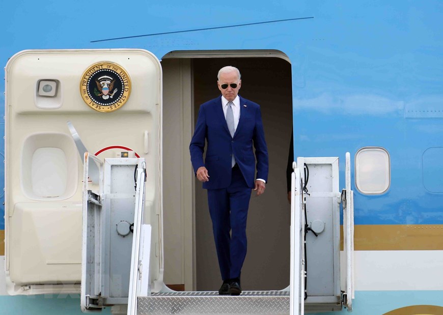 Những hình ảnh đầu tiên của Tổng thống Hoa Kỳ Joe Biden tại Việt Nam - Ảnh 1.
