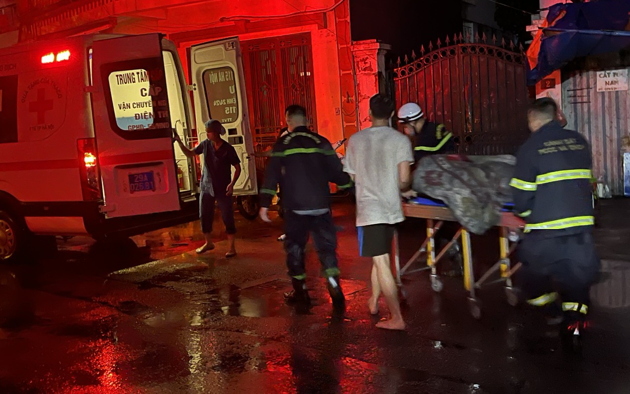 Cháy chung cư mini ở Hà Nội: Cả đêm chuyển nạn nhân đi cấp cứu