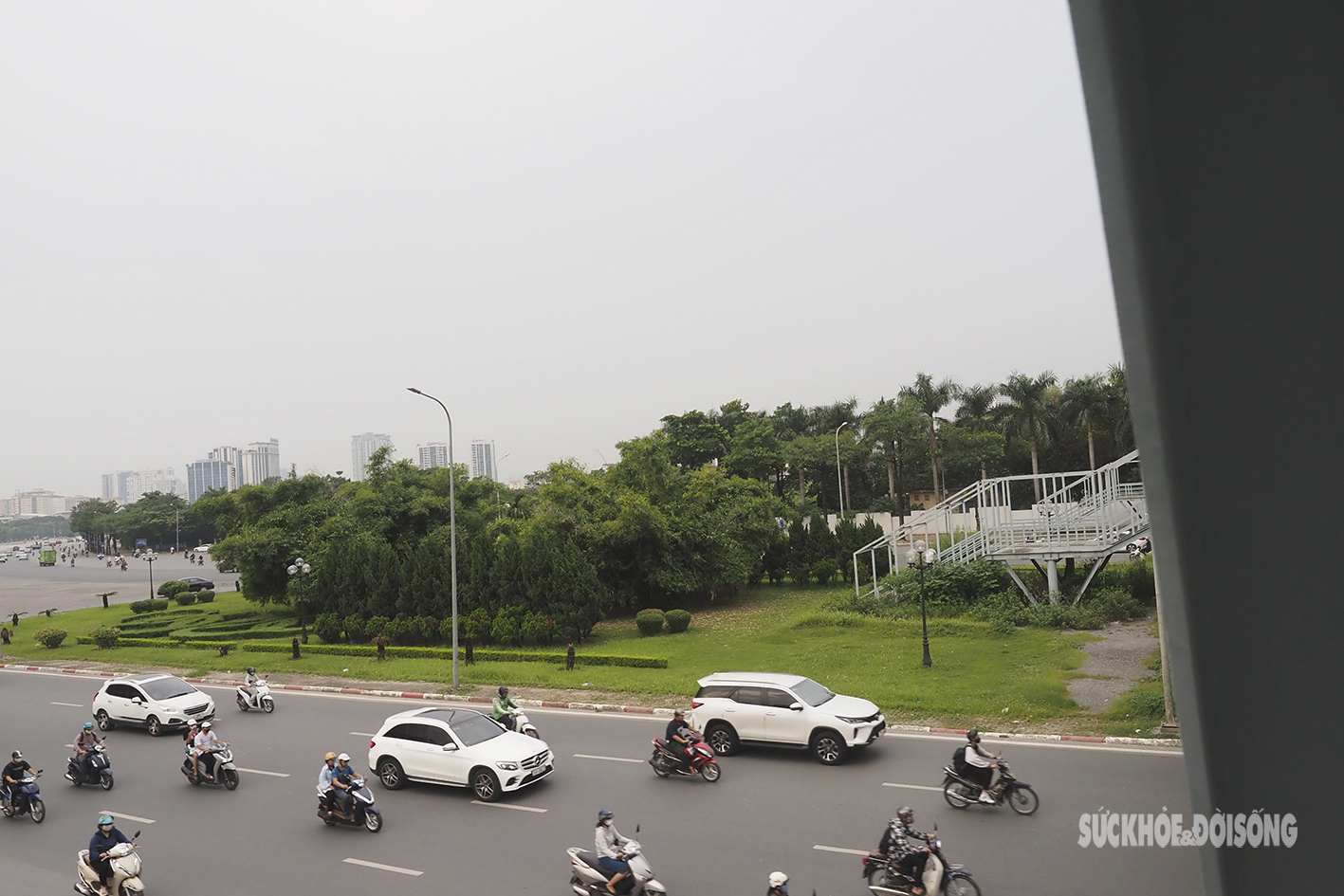 Lạ lẫm với cây cầu vượt đưa người đi bộ xuống thẳng vườn cây - Ảnh 2.