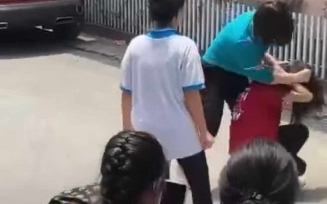 Vụ nữ sinh đánh bạn ở TP Vinh: Đình chỉ học sinh gọi bạn đến đánh nhau