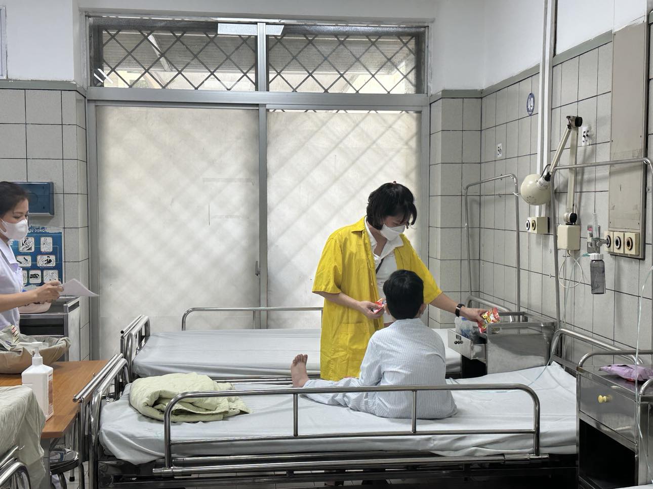 Vụ cháy chung cư mini: Em bé một mình ở bệnh viện Bạch Mai vui trở lại khi kết nối được với mẹ điều trị tại nơi khác  - Ảnh 2.