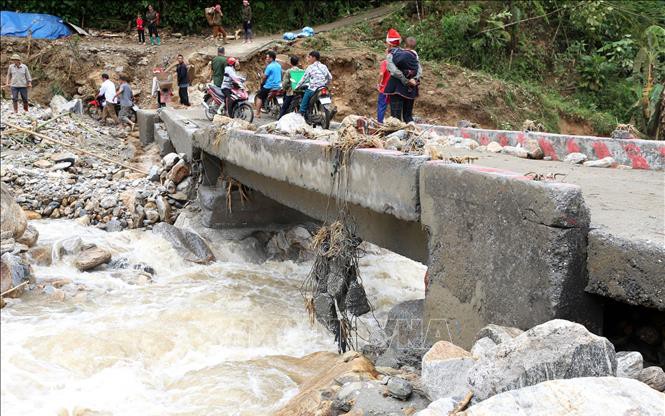Động viên, thăm hỏi các gia đình bị thiệt hại do mưa lũ tại Lào Cai
