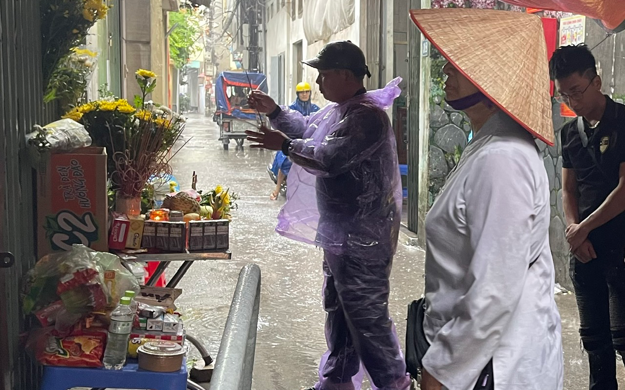 Người Hà Nội "đội mưa" thắp nén tâm nhang tưởng nhớ các nạn nhân vụ cháy chung cư mini