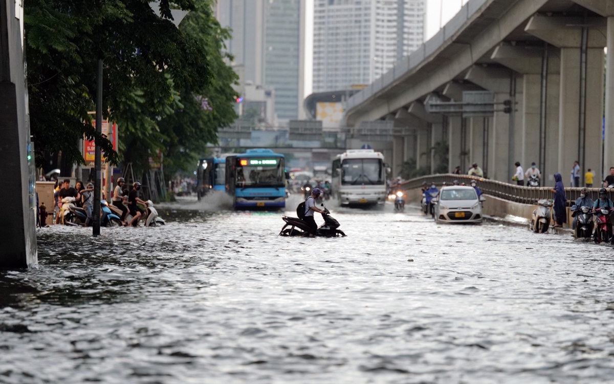 Những tuyến phố có nguy cơ ngập sâu do mưa lớn ở nội thành Hà Nội