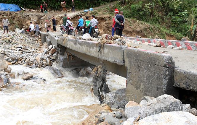 Động viên, thăm hỏi các gia đình bị thiệt hại do mưa lũ tại Lào Cai - Ảnh 1.