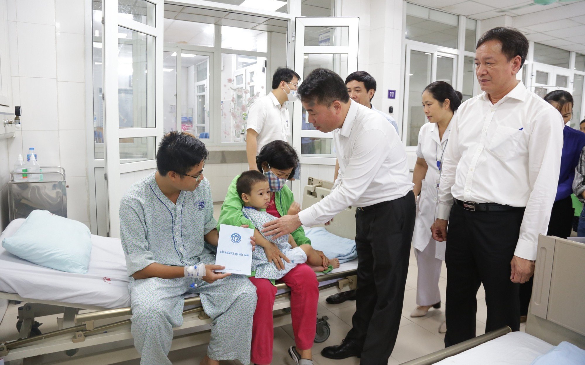 BHXH Việt Nam thăm hỏi, tặng quà hỗ trợ người bị thương trong vụ cháy chung cư mini  