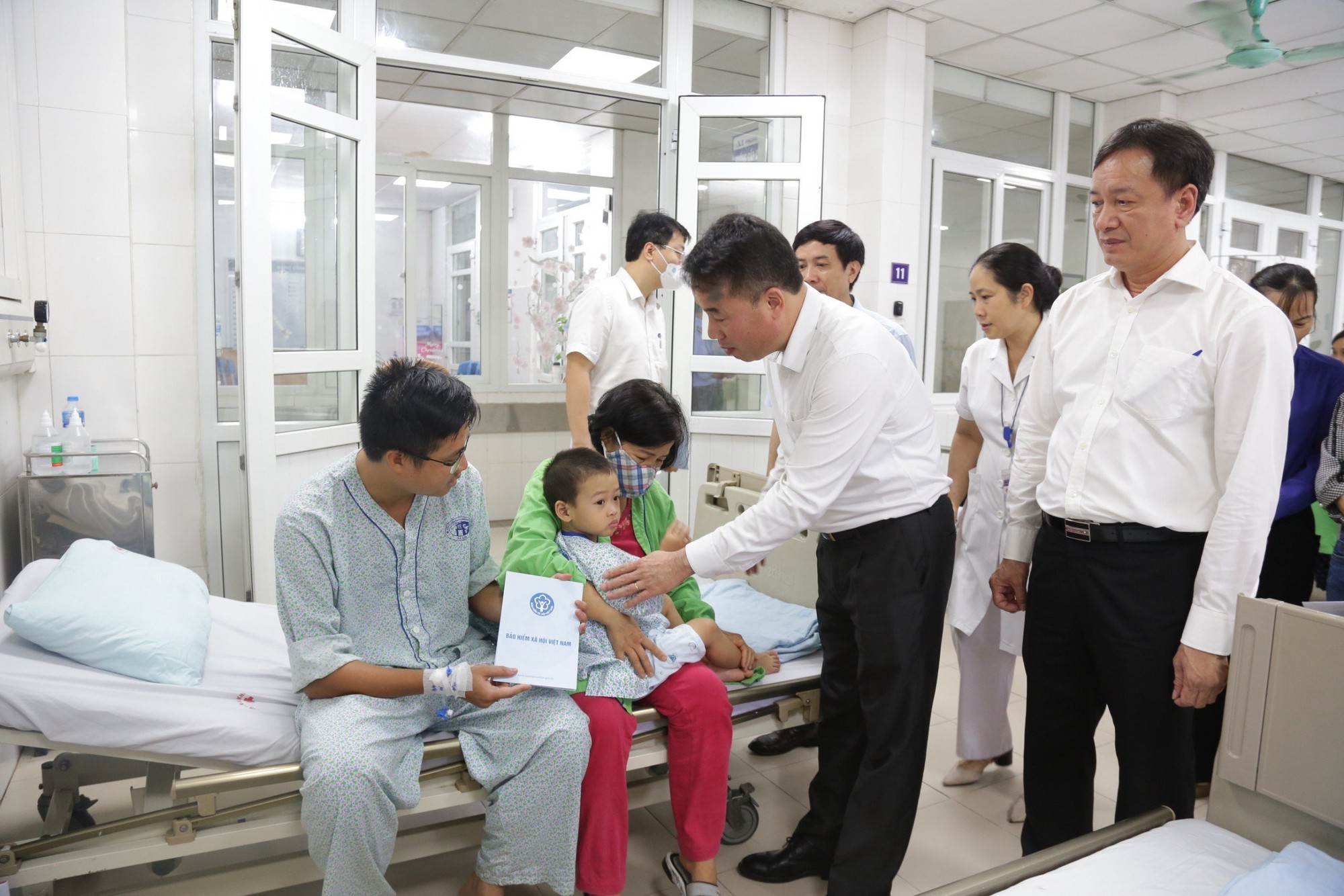 BHXH Việt Nam thăm hỏi, tặng quà hỗ trợ người bị thương trong vụ cháy chung cư mini 
 - Ảnh 1.