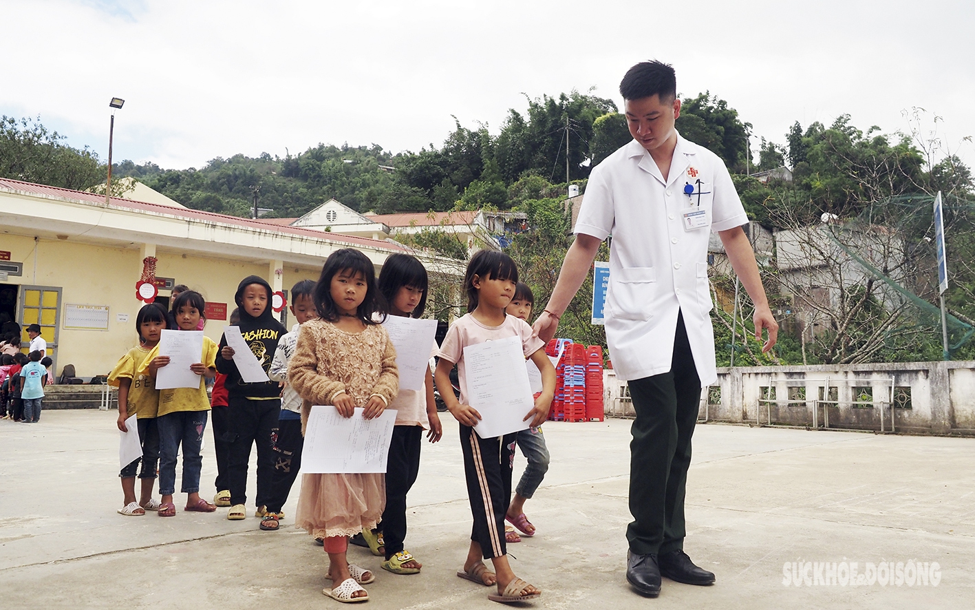 300 học sinh vùng biên giới được Thầy thuốc quân y khám, tư vấn sức khỏe, phát thuốc miễn phí trong dịp Tết Trung thu