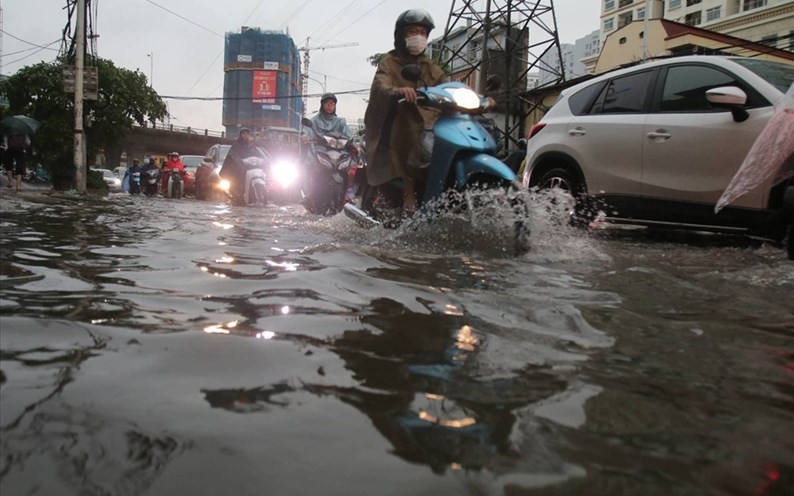 Cảnh báo mưa lớn trong thời gian ngắn gây ngập úng ở các đô thị chiều tối nay