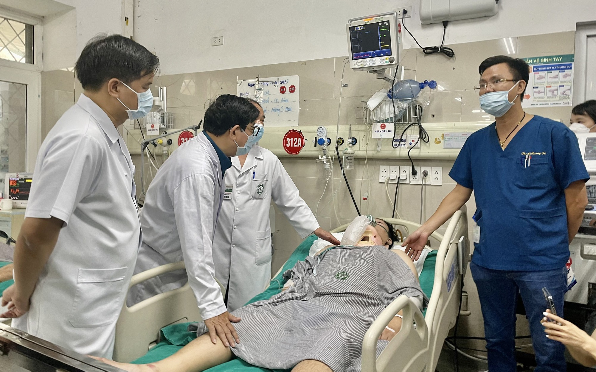 Vụ cháy chung cư mini: Còn 4 bệnh nhân trong tình trạng nặng, một ca chuyển đến Bệnh viện Việt Đức