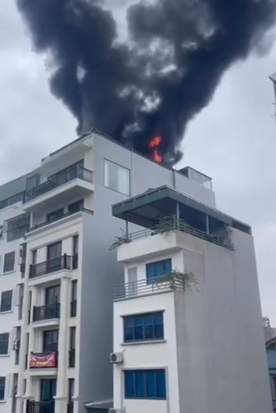 Hà Nội: Cháy nhà cao tầng tại phố Vũ Trọng Phụng, khói đen bốc cao hàng chục mét - Ảnh 2.