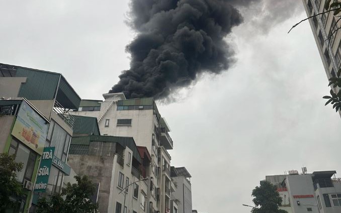 Hà Nội: Cháy nhà cao tầng trên phố Vũ Trọng Phụng, khói đen bốc cao hàng chục mét