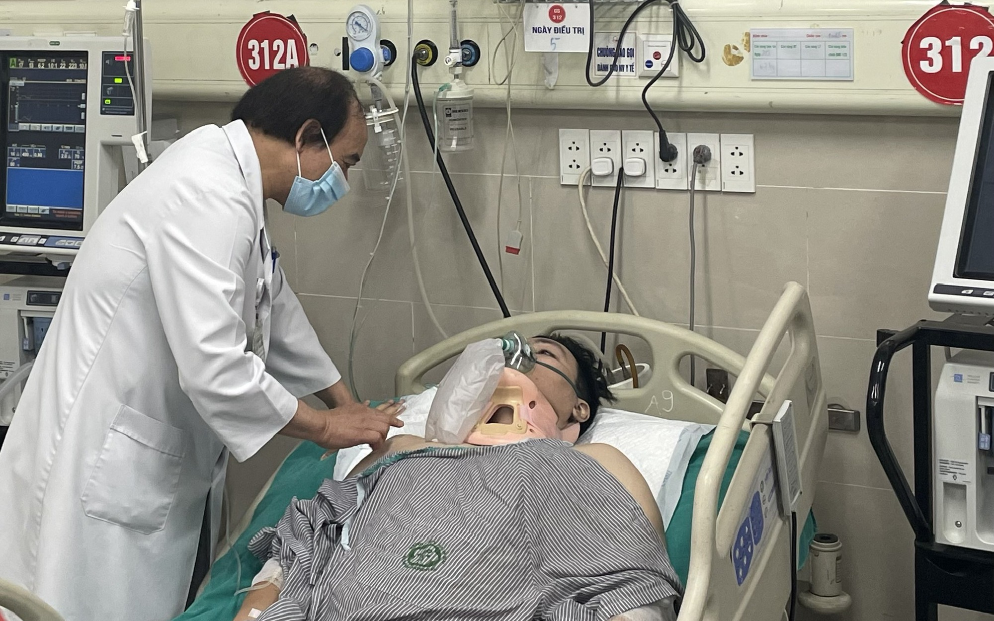 Vụ cháy chung cư mini: Tại Bệnh viện Bạch Mai còn 1 ca thở máy; đa số bệnh nhân nặng diễn biến tích cực