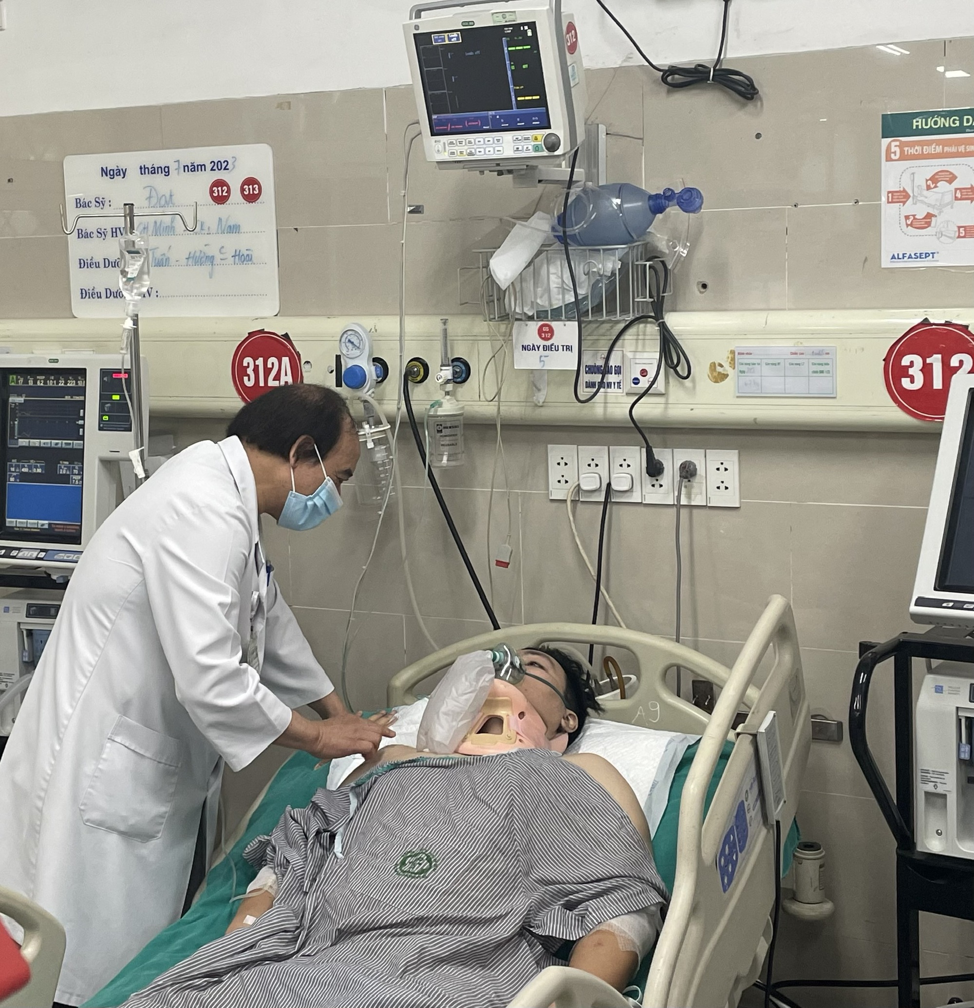 Vụ cháy chung cư mini: Tại Bệnh viện Bạch Mai còn 1 ca thở máy; đa số bệnh nhân nặng diễn biến tích cực
 - Ảnh 1.