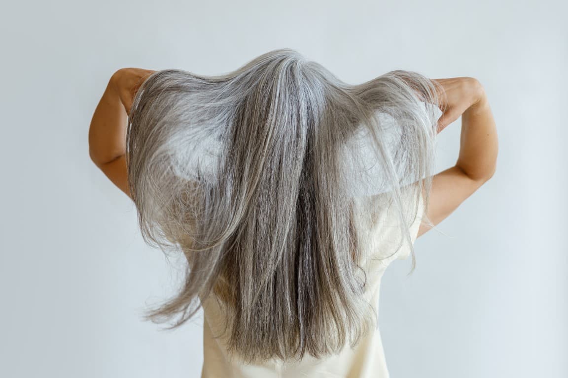 Ngăn ngừa tóc bạc sớm bằng cách nào?- Ảnh 1.