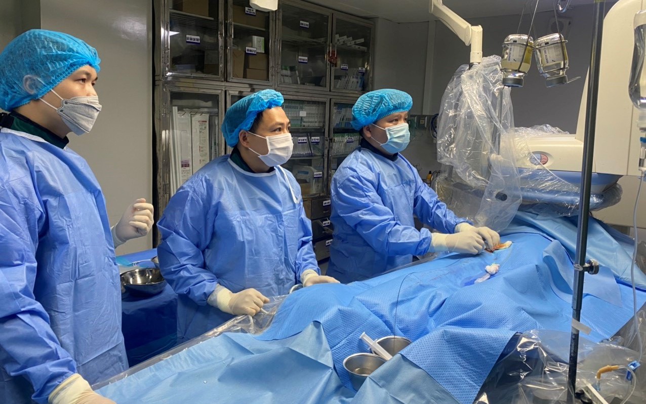 Can thiệp nút mạch cứu quả thận duy nhất của cô gái trẻ