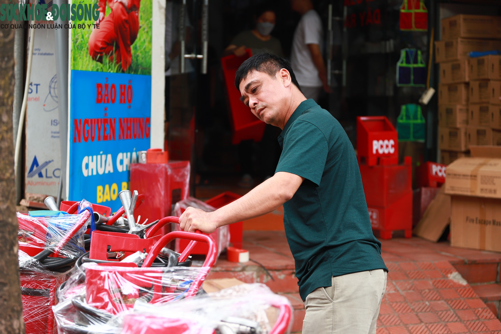 Mua thiết bị PCCC, người dân cẩn thận &quot;test luôn cho chắc&quot; - Ảnh 18.