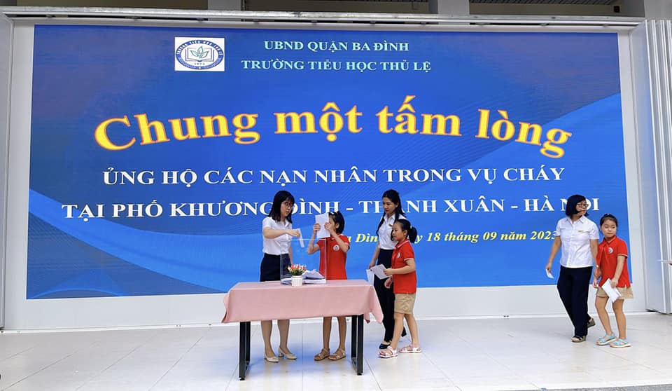 Lễ Chào cờ đặc biệt tưởng nhớ học sinh tử vong trong vụ cháy chung cư mini - Ảnh 7.