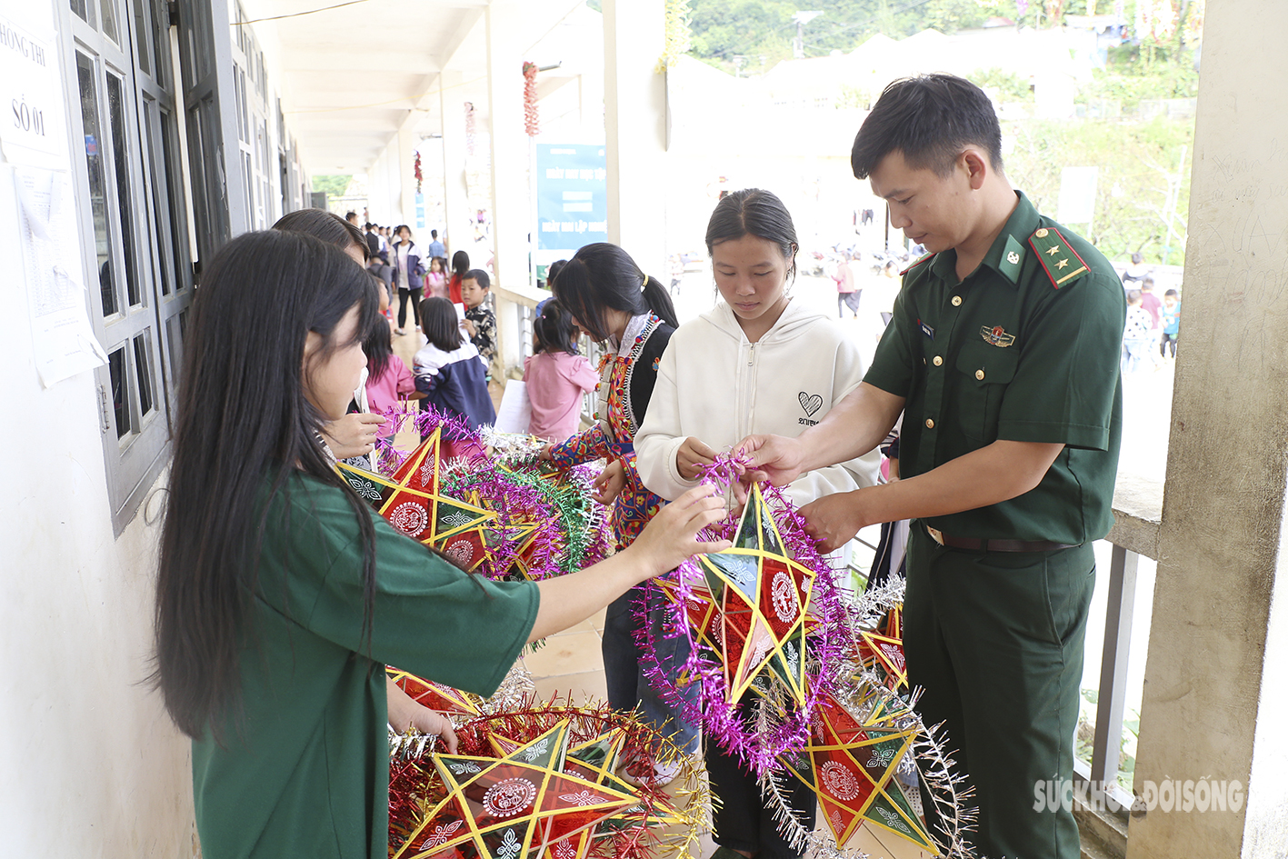 Ấm áp đêm Trung thu của trẻ em vùng biên giới - Ảnh 4.