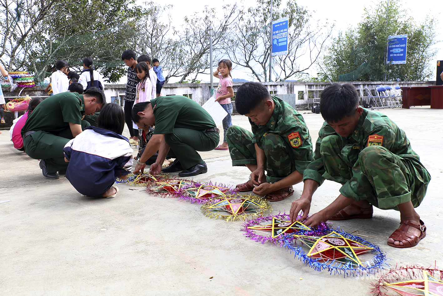 Ấm áp đêm Trung thu của trẻ em vùng biên giới - Ảnh 3.