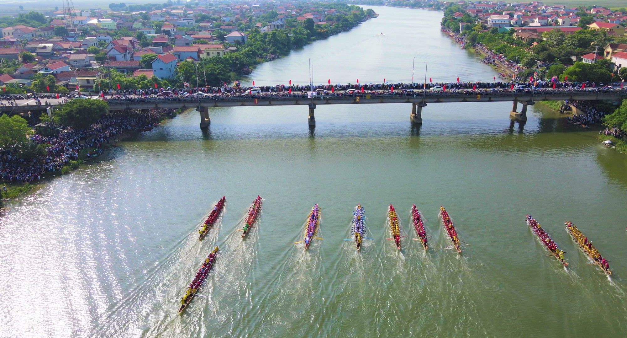 Tết Độc lập về quê Đại tướng Võ Nguyên Giáp xem đua thuyền - Ảnh 12.