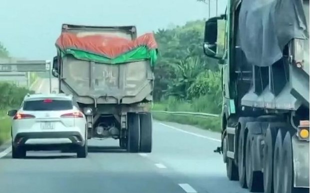 Khởi tố 2 tài xế xe ben chèn ép ôtô con trên cao tốc Nội Bài-Lào Cai