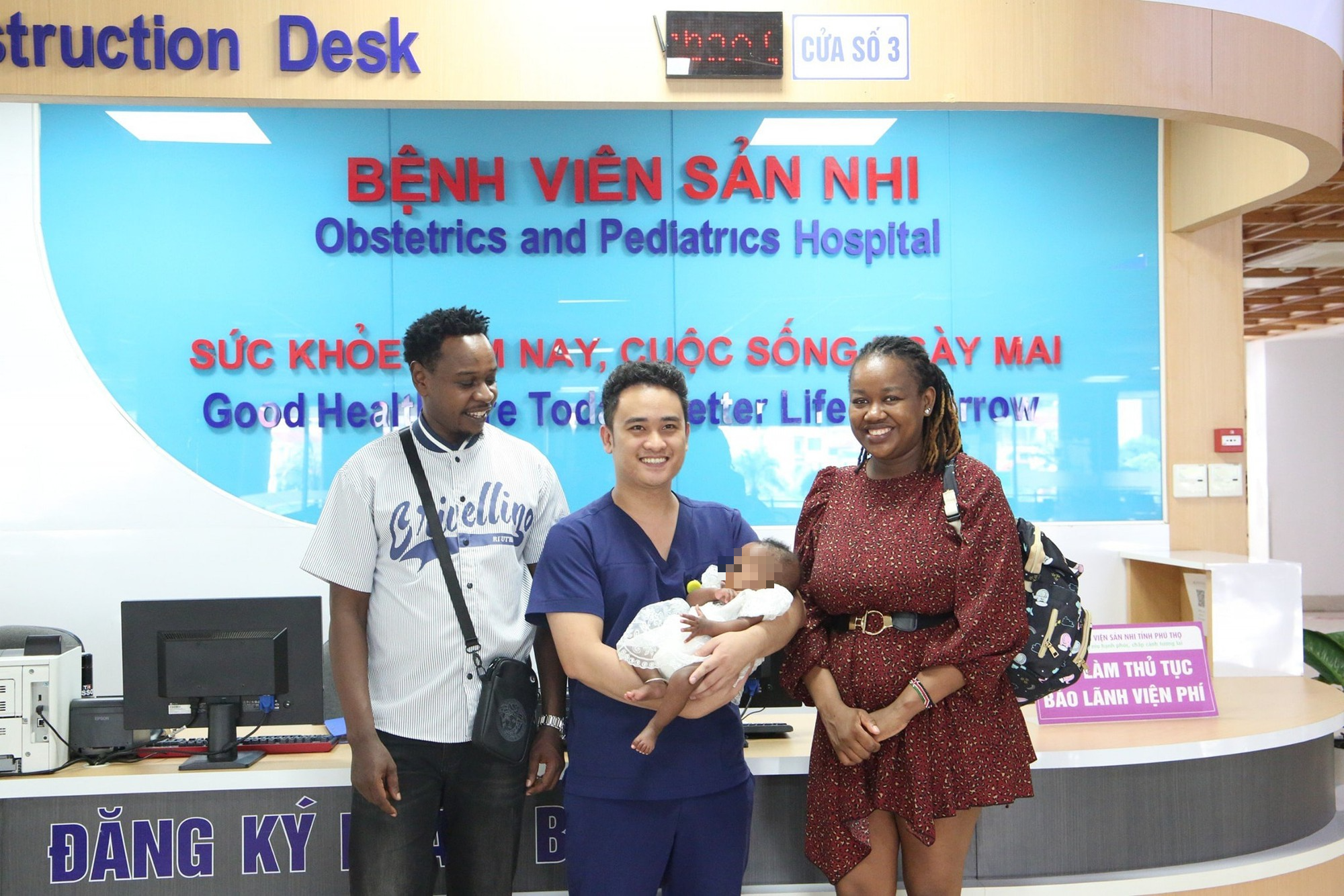 Hành trình 'tìm con' đầy gian nan và 'quả ngọt' đến với đôi vợ chồng người Kenya dạy học ở Việt Nam- Ảnh 2.