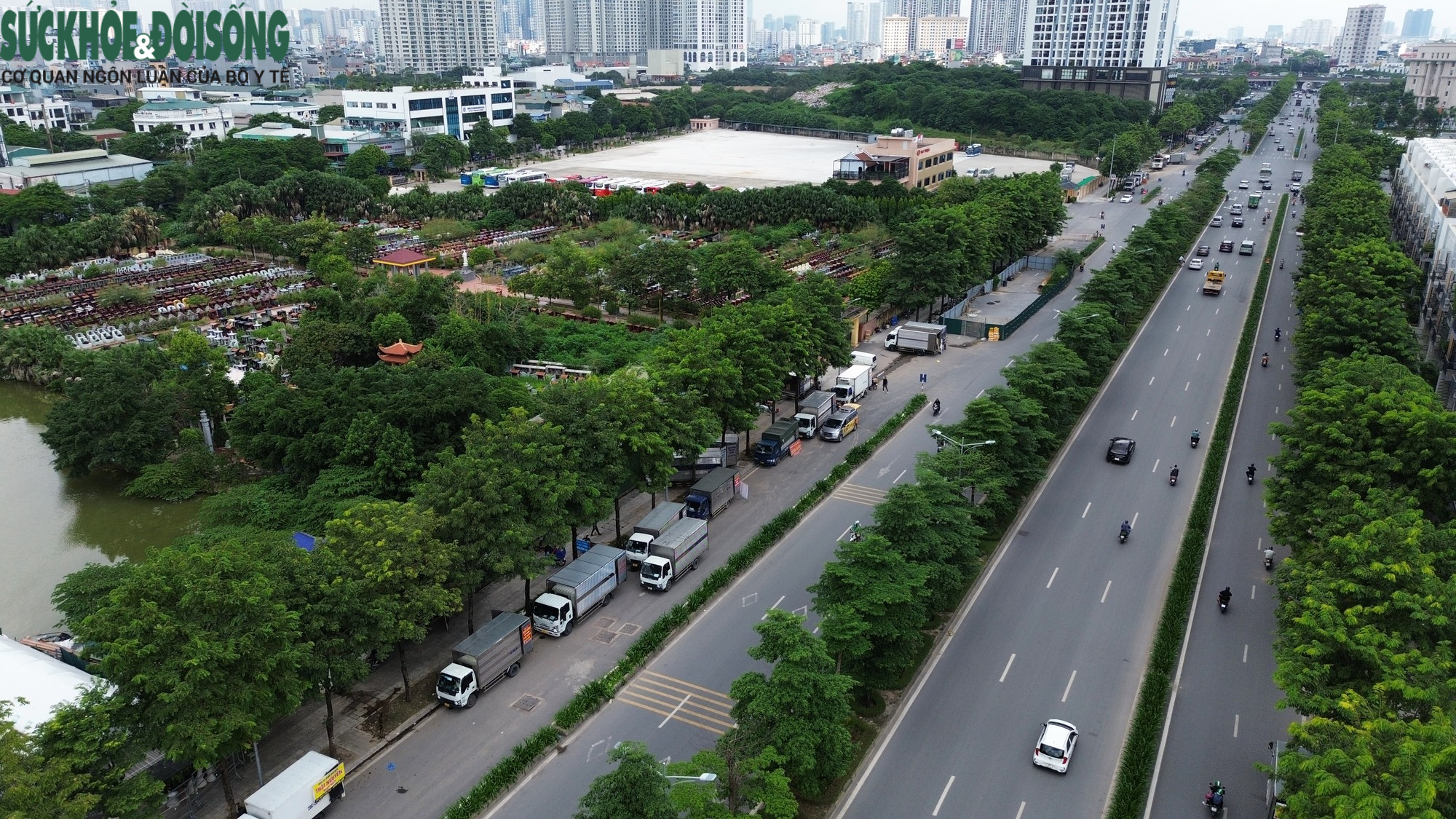 Ngang nhiên dựng bến bãi, lập điểm trung chuyển hàng hóa trên đại lộ nghìn tỷ - Ảnh 2.