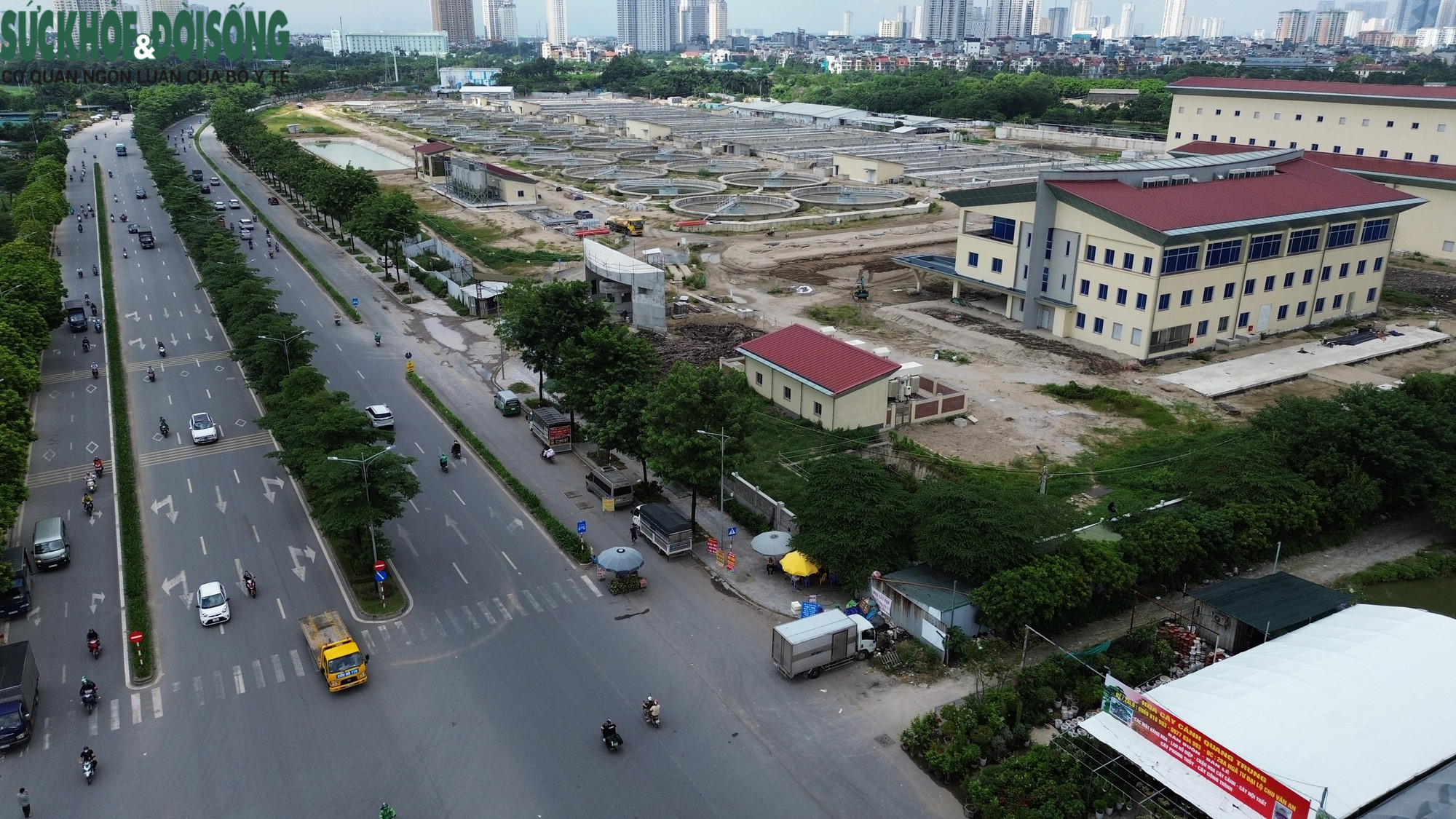 Ngang nhiên dựng bến bãi, lập điểm trung chuyển hàng hóa trên đại lộ nghìn tỷ - Ảnh 3.