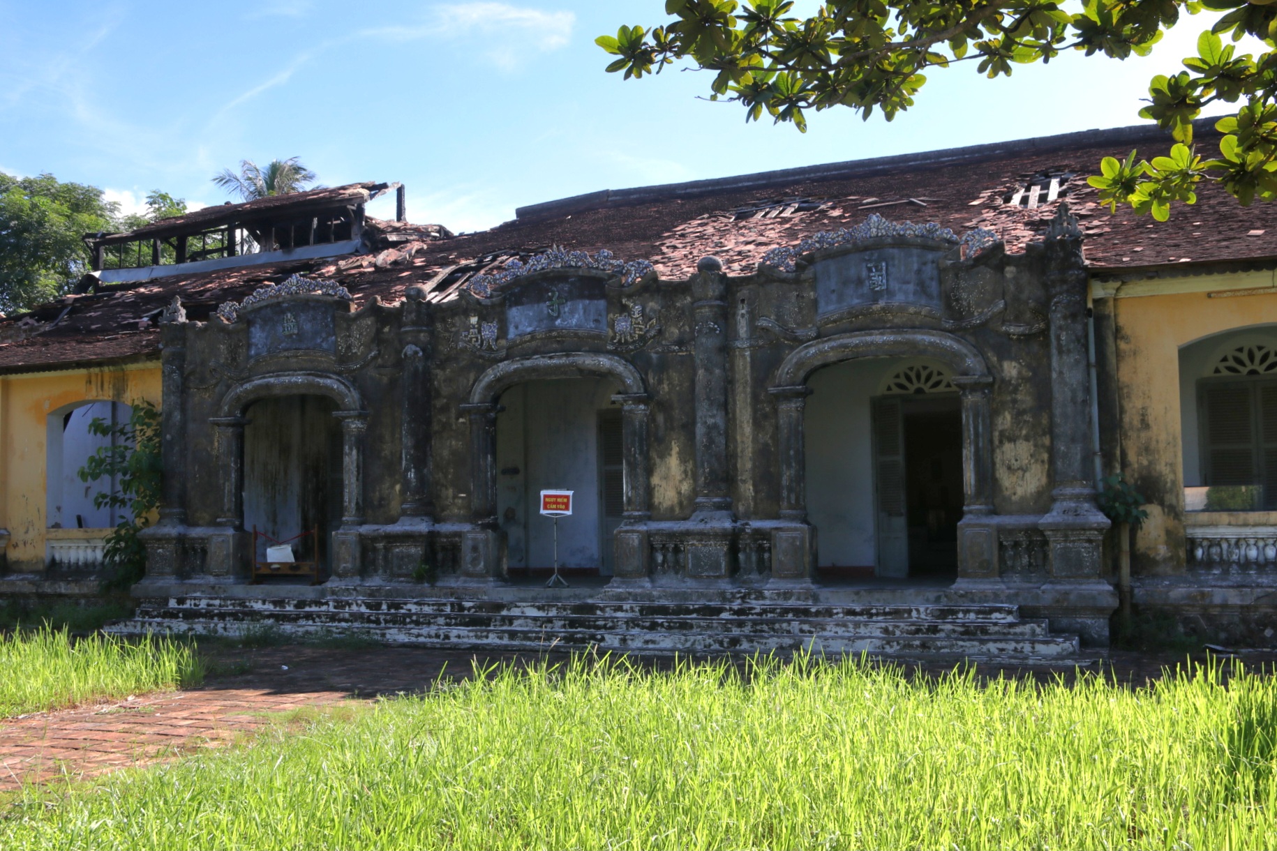 Nhà trưng bày hiện vật bảo tàng ở Huế vẫn 'trơ khung' sau một năm xảy ra cháy - Ảnh 4.