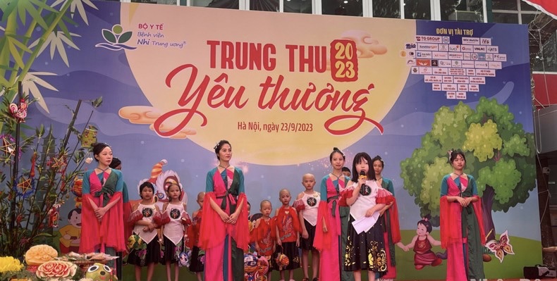 Những bệnh nhi tay luồn kim truyền, mái tóc đã rụng hồn nhiên vui cười ở ngày hội Tết Trung thu - Ảnh 1.