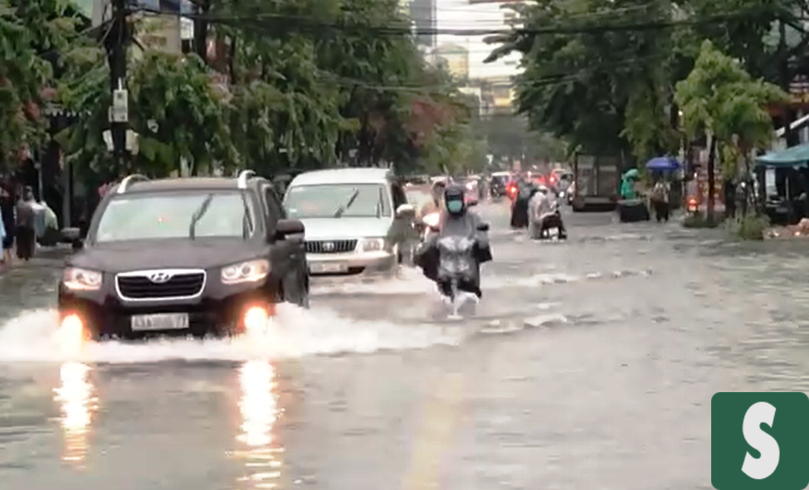 Mưa lớn gây ngập nhiều tuyến đường ở Đà Nẵng, học sinh trễ học - Ảnh 3.