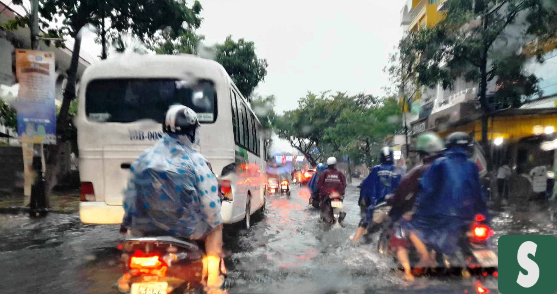 Mưa lớn gây ngập nhiều tuyến đường ở Đà Nẵng, học sinh trễ học - Ảnh 5.