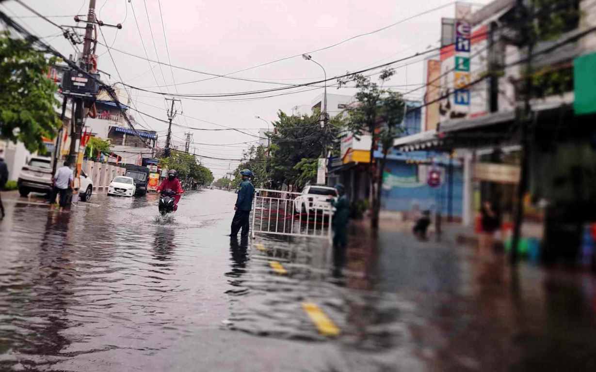 Mưa lớn gây ngập nhiều tuyến đường ở Đà Nẵng, học sinh trễ học
