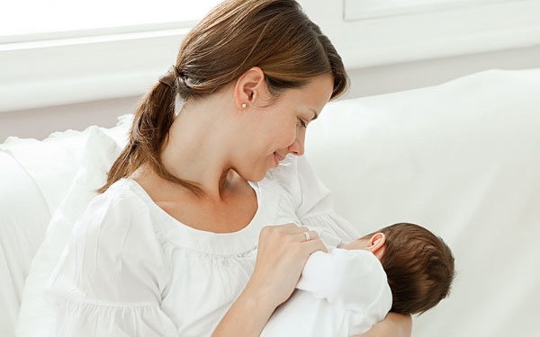 Việc quảng cáo những sản phẩm thay thế sữa mẹ gây tác động tiêu cực, ảnh hưởng đến sức khỏe trẻ