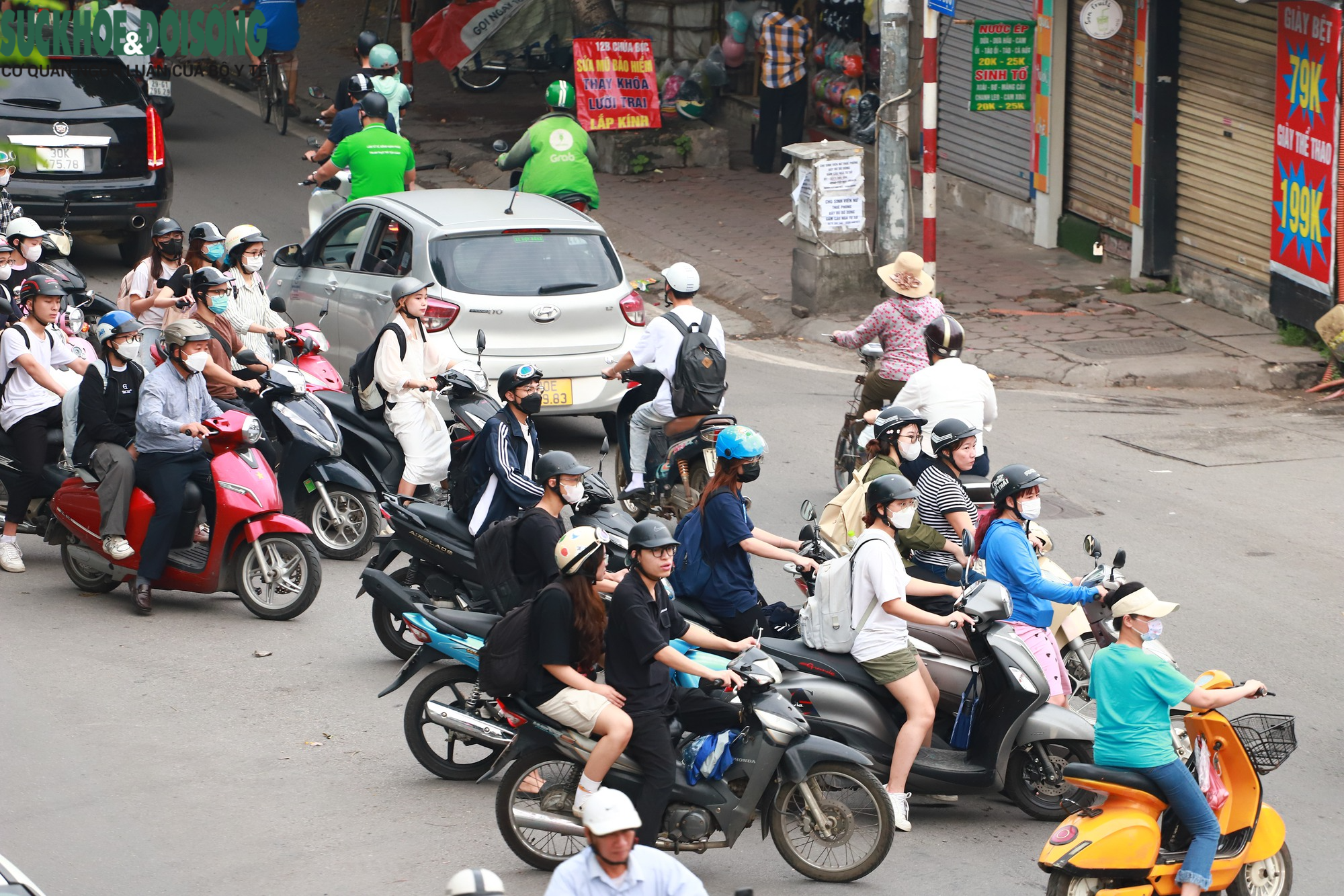 Người dân &quot;xếp hàng&quot; để vi phạm giao thông tại nút giao Chùa Bộc - Ảnh 6.