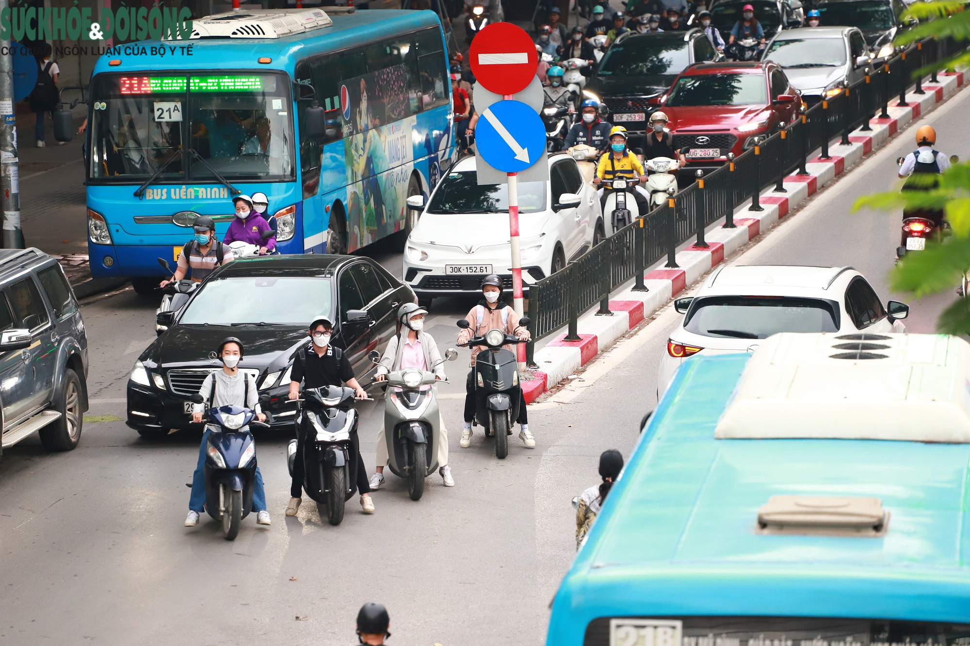 Người dân &quot;xếp hàng&quot; để vi phạm giao thông tại nút giao Chùa Bộc - Ảnh 8.