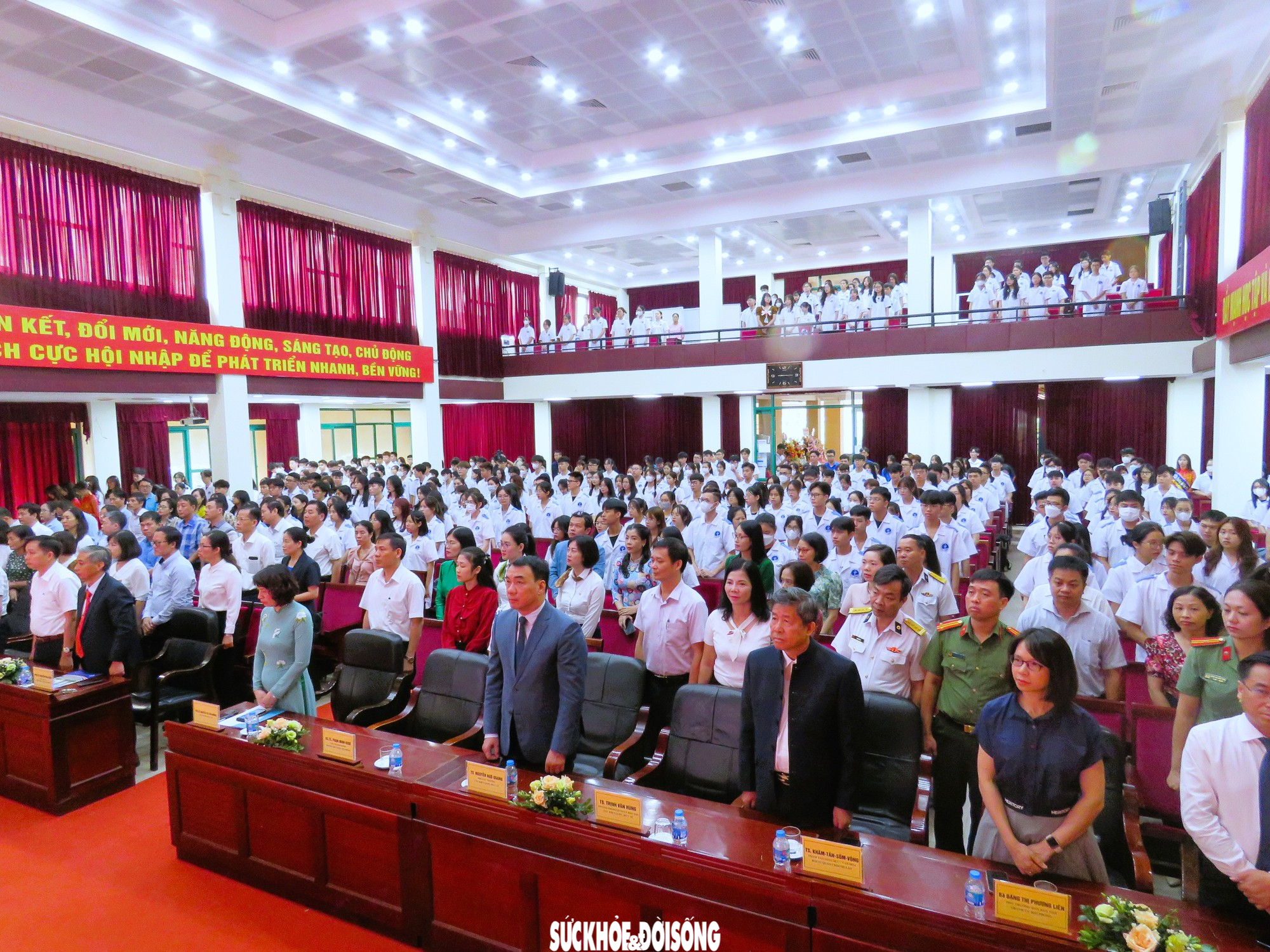 Xúc động lễ khai giảng của sinh viên trường ĐH Y dược Hải Phòng - Ảnh 1.