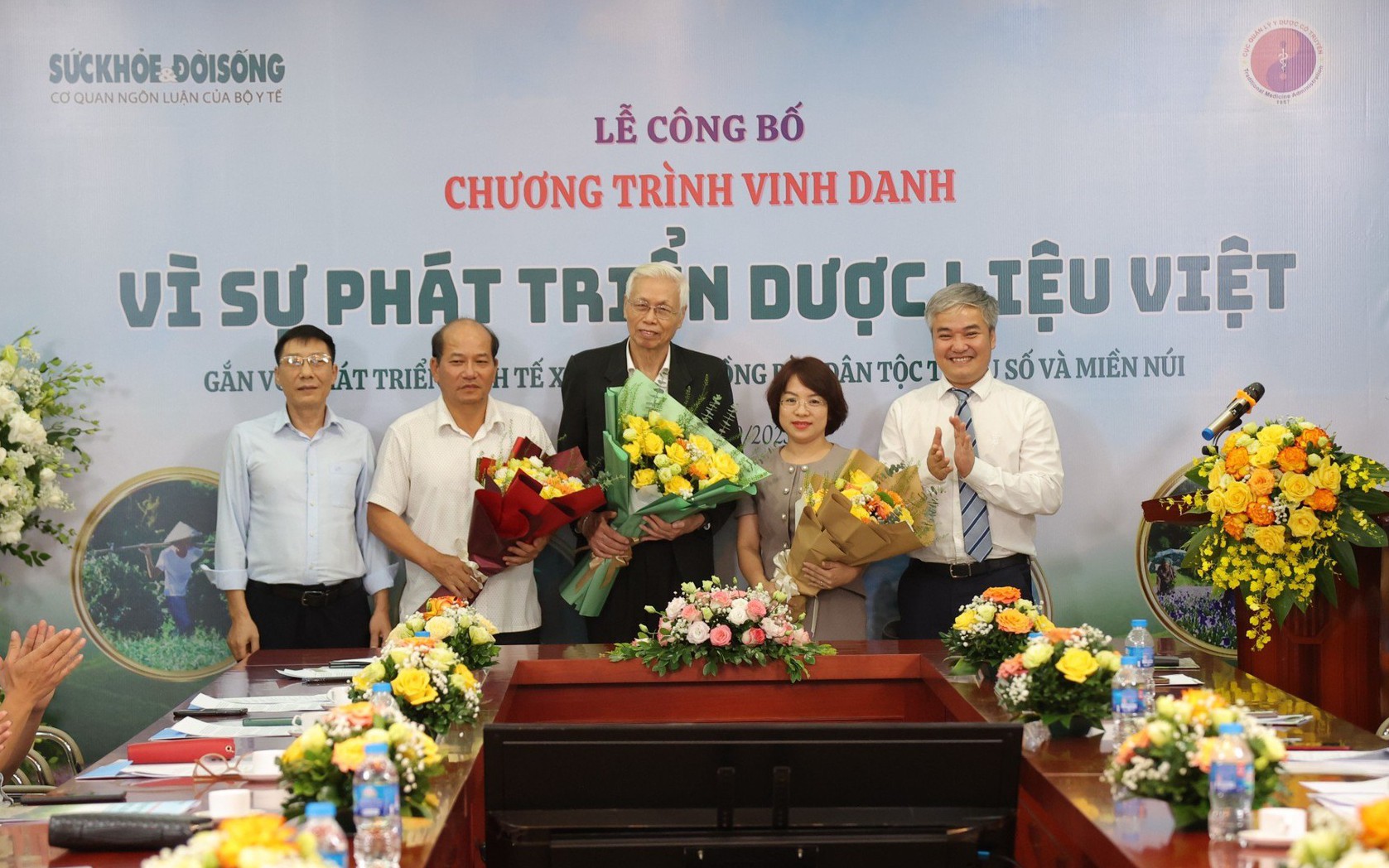 Công bố Chương trình "Vinh danh vì sự phát triển dược liệu Việt gắn với phát triển KT-XH ĐBDTTSMN"