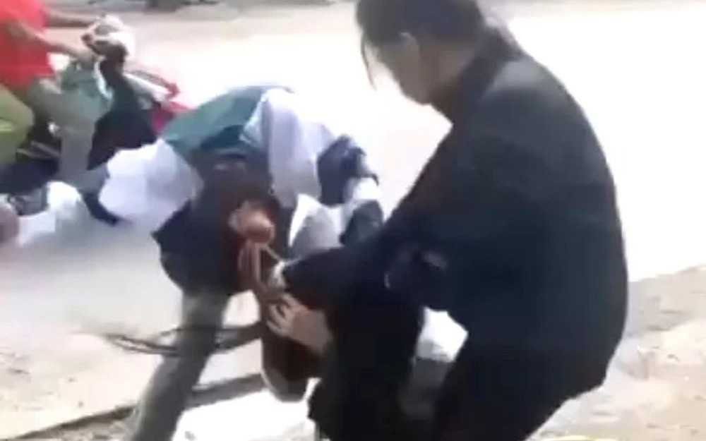 Nữ sinh bị đánh túi bụi ngay trước cổng trường nghề